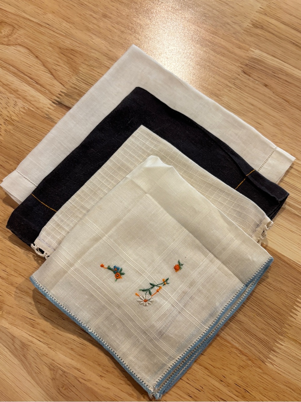 🌸 Set of 4 Vintage Embroidered Linen Handkerchiefs 🌸